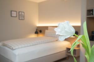 Tempat tidur dalam kamar di Businesshotel Forum Widnau