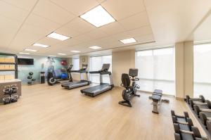 Hyatt Place Sandestin at Grand Blvd的健身中心和/或健身设施