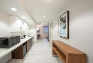 Hyatt Place Sandestin at Grand Blvd的厨房或小厨房