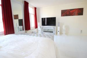 Giường trong phòng chung tại White Luxury Penthouse in City Centre