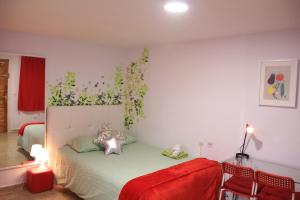 マドリードにあるSmartApart, Heart of Madridのベッドルーム1室(壁に植物を植えたベッド1台付)