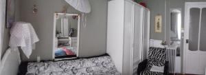 Un pat sau paturi într-o cameră la Comfortable House Center (1)