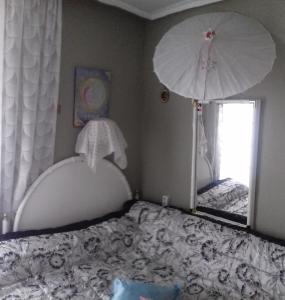 um quarto com uma cama, um espelho e um guarda-chuva em Comfortable House Center (1) em Burgos