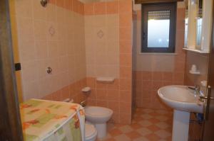 een badkamer met een toilet en een wastafel bij Villetta Sakapo' in Corigliano dʼOtranto
