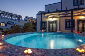 The swimming pool at or close to White & Blue