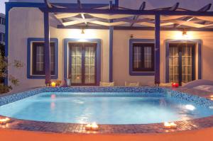 The swimming pool at or close to White & Blue