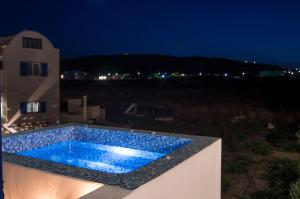 The swimming pool at or close to White & Blue