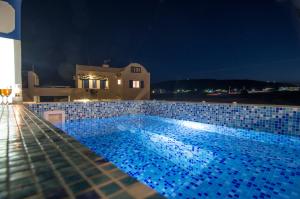 The swimming pool at or close to White & Blue
