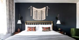 um quarto com uma cama grande e uma parede preta em The Armstrong Hotel em Fort Collins