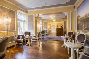 a restaurant with tables and chairs in a room at Hotel am Luisenplatz in Potsdam