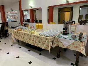 stół z naczyniami w pokoju w obiekcie Azul Real w mieście Oruro