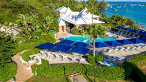 una vista aerea di un resort con piscina di Grotto Bay Beach Resort a Tuckerʼs Town
