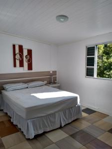 سرير أو أسرّة في غرفة في Lírios da Montanha