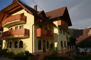 ein großes Haus mit Holzbalkonen darauf in der Unterkunft Apartments T E M P F E R 2 new 80 m2 WELLNESS in Kranjska Gora