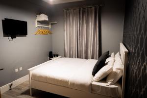 Ένα ή περισσότερα κρεβάτια σε δωμάτιο στο REM Hotel