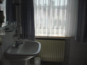 Koupelna v ubytování Hotel Zur Sonne + 16 fotografií