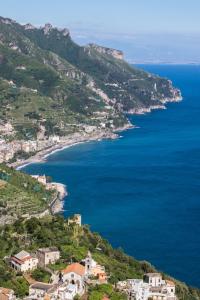 una vista aérea de la costa de Amalfi en La Luna di Cristina, en Ravello