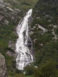 una cascada a un lado de una montaña en 2 Sheraton Apartments, en Fort William