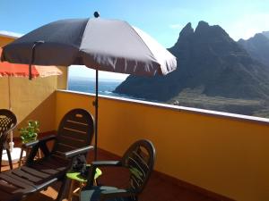 - Balcón con 2 sillas y sombrilla en PLAYA Y MONTAÑA: NATURALEZA Y ARMONÍA, en La Laguna