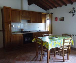 Kuchyň nebo kuchyňský kout v ubytování Il Borgo di Montereggi