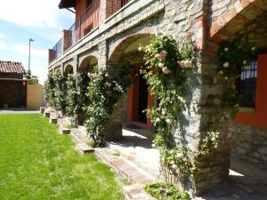 a row of roses climbing up the side of a building at La Corte Di Langa in Albaretto Della Torre 
