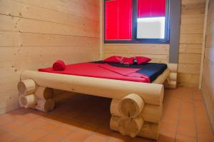 ein Schlafzimmer mit einem Bett in einem Holzzimmer in der Unterkunft Loft-Inn in Mülenen 