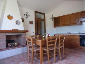 Kuchyň nebo kuchyňský kout v ubytování Il Borgo di Montereggi