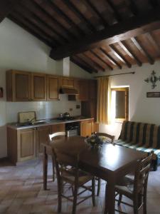 Kuchyň nebo kuchyňský kout v ubytování Il Borgo di Montereggi
