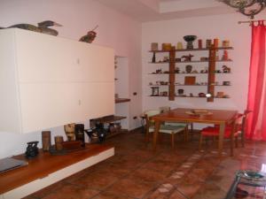 a dining room with a table and a shelf with vases at B&B Casa Tua in Naples