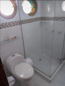 ein weißes Bad mit einem WC und einer Dusche in der Unterkunft Apto Nautilus 201 in Santa Marta