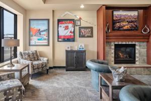 Elevation Inn & Suites, Trademark Collection by Wyndham的休息区