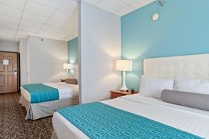 Elevation Inn & Suites, Trademark Collection by Wyndham客房内的一张或多张床位