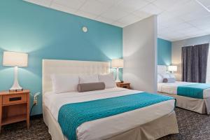 Elevation Inn & Suites, Trademark Collection by Wyndham客房内的一张或多张床位