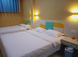 Ένα ή περισσότερα κρεβάτια σε δωμάτιο στο Qufu Garden Hotel