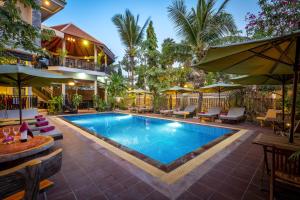 Bazén v ubytování Reveal Angkor Hotel nebo v jeho okolí