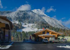 un lodge de esquí con una montaña de fondo en Loft-Inn, en Mülenen 