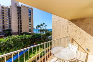 カハナにあるRoyal Kahana 318 Studio Condoの海の景色を望むバルコニー(テーブル付)