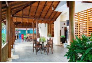una sala da pranzo con tavolo e sedie in una casa di Ocean Gate Villa Tangalle a Tangalle