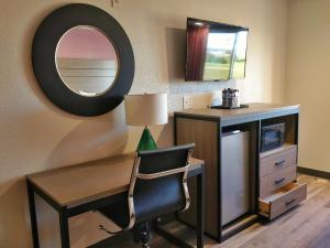 TV a/nebo společenská místnost v ubytování Arya Inn and Suites