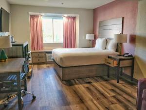 Postel nebo postele na pokoji v ubytování Arya Inn and Suites