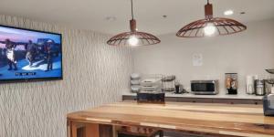 Kuchyň nebo kuchyňský kout v ubytování Arya Inn and Suites