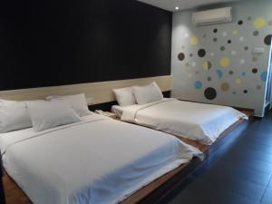 Tempat tidur dalam kamar di JS Hotel