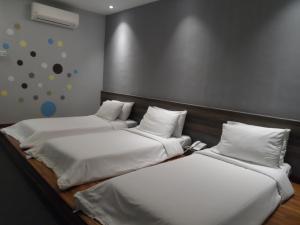 Tempat tidur dalam kamar di JS Hotel