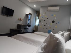 Tempat tidur dalam kamar di JS Hotel
