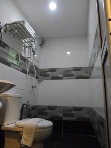 Kamar mandi di JS Hotel