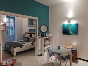 韦尔纳扎DonnaBarbara的一间带床和桌子的卧室和一间餐厅