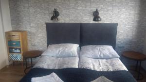 uma cama com duas almofadas num quarto em Widokowa Osada em Międzylesie