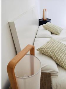 2 camas con almohadas blancas y un cubo en ellas en Zurriola Beach, en San Sebastián