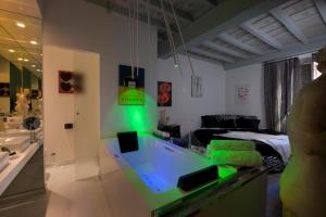 ローマにあるPantheon Relais Luxuryのバスタブ(緑色の照明付)が備わる客室です。