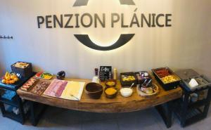stół z jedzeniem na nim przed znakiem w obiekcie JEZ&SPI Plánice w mieście Plánice